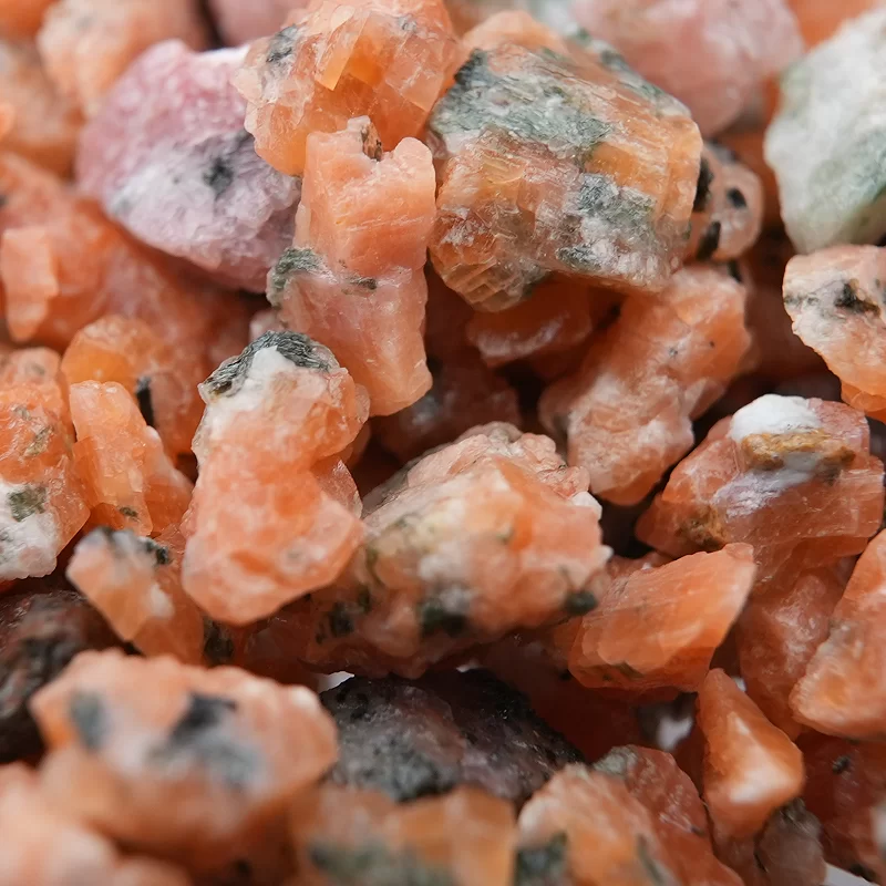 Batu kerikil dihancurkan untuk terrazzo