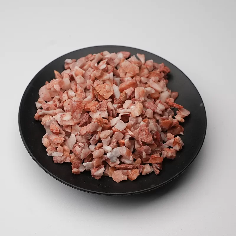 Batu kerikil dihancurkan untuk terrazzo