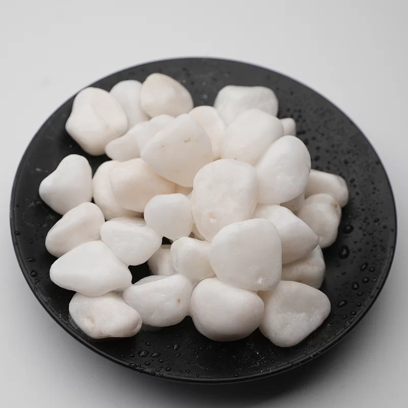 Batu kerikil dihancurkan untuk terrazzo