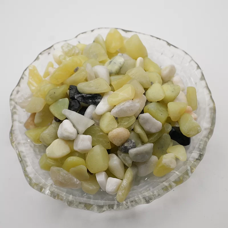 Batu kerikil dihancurkan untuk terrazzo